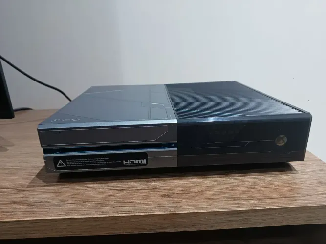 Xbox One Fat Edição Halo 5 Guardians ( Apenas o Console ) 