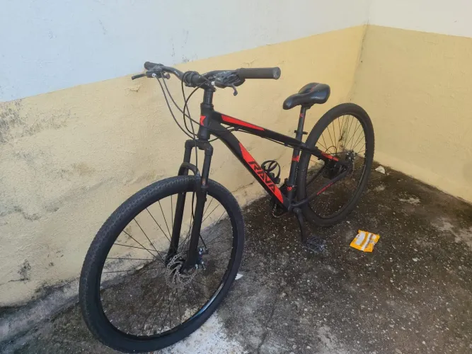 Rava Cycle Pressure aro 29 na cor preta e vermelha.