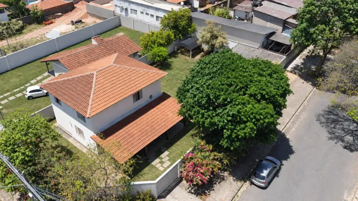 Alugo Sobrado 5 quartos proximo a praça da biblia
