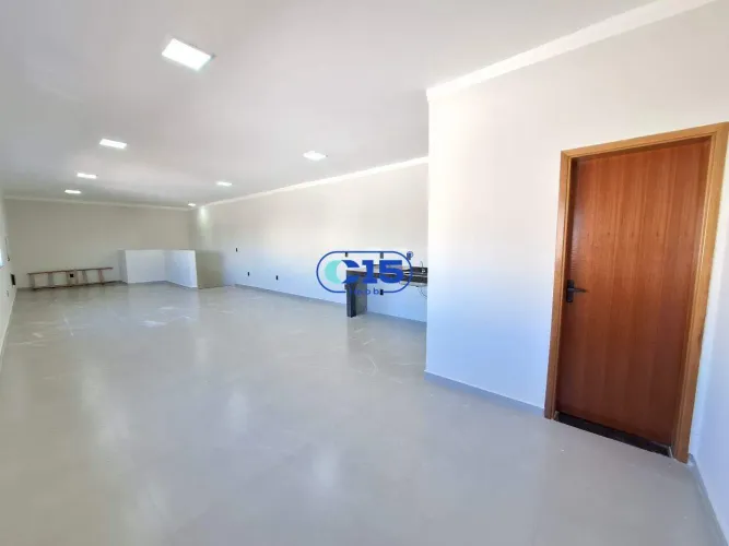 ESPAÇO VERSÁTIL E BEM LOCALIZADO PARA DAR FORMA AO SEU NEGÓCIO.