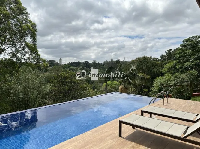 Casa para alugar na Granja Viana - Condomínio de Alto Padrão e bem localizada.