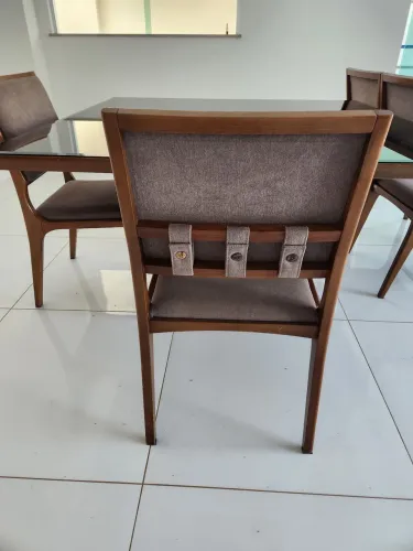 Mesa de jantar em madeira com tampa de vidro e quatro cadeiras