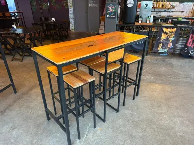 Mesa alta com banquetas