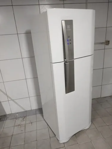 Geladeira Electrolux Frost free gelando perfeitamente bem conservada faço entrega