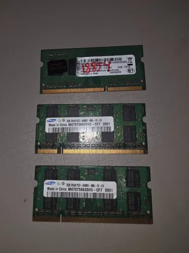 Kit com 3 memórias RAM para notebook.