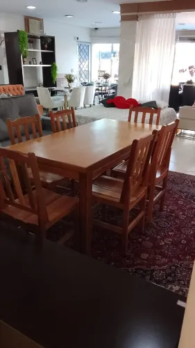 MESA COM 6 CADEIRAS DE MADEIRA NOVA 2600,00