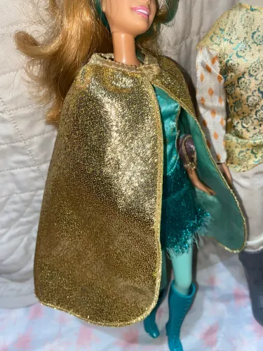 Boneca Barbie mosqueteira Aramina + príncipe