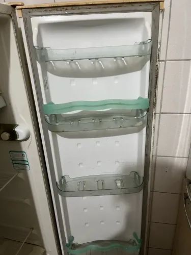 Vende-se geladeira eu perfeito estado, motivo da venda irei viajar