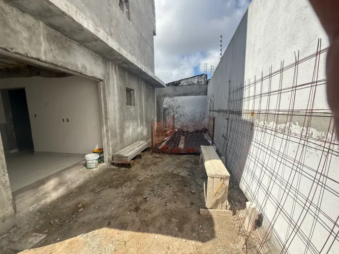 Térreo com quintal em U 3/4 nos bancárias próximo às três ruas
