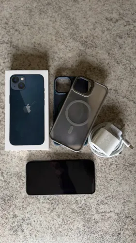 iPhone 13 Midnight 128GB ótimo estado com caixa, carregador e duas cases MagSafe