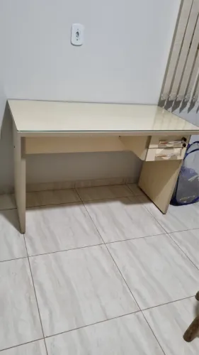 Escrivaninha com vidro
