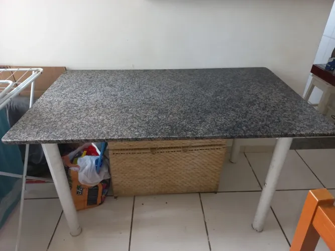 Vendo mesa sem cadeira com tampo de granito sem trincas e pés de metal de 139,5 X 82 cm