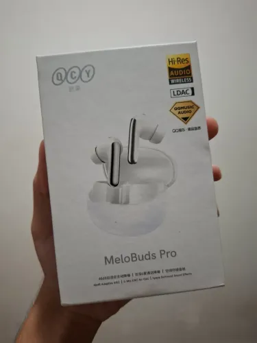 Fone de ouvido QCY Melobuds Pro usado, case danificada