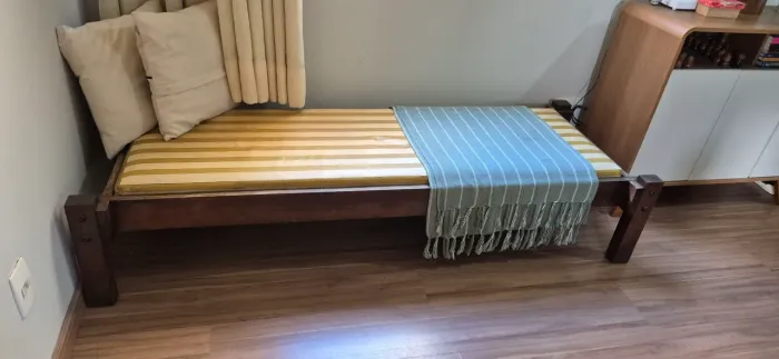 Banco de Madeira Maciça 1.80cm estofado