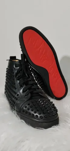 sapatos e sapatenis gucci e louboutin