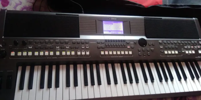 Vendo um teclado Yamaha PSR-670 
