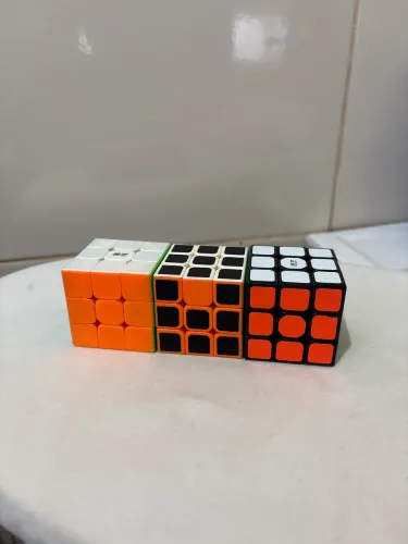 Cubos mágicos 3x3 sendo um deles magnético