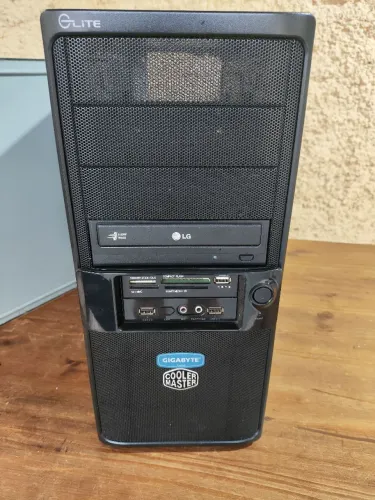 Gabinete Cooler Master Elite - Robusto, com Leitor de DVD e Cartões