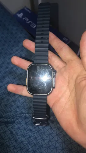 Relógio digital com carregador ambos funcionando