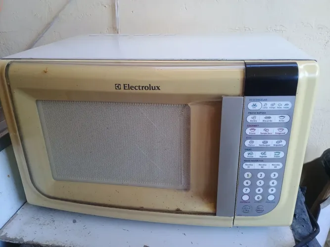 Microondas Eletrolux 30 LTS com defeito barato usado 