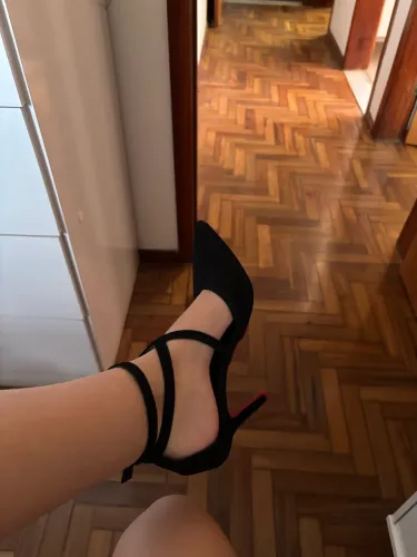 Salto preto com fundo vermelho