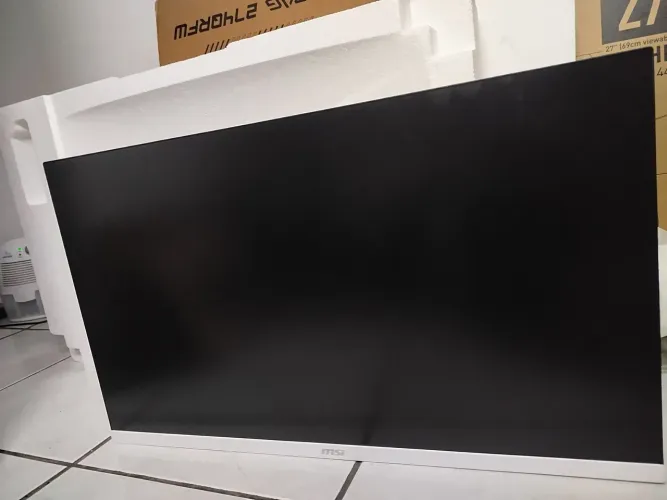 MSI MAG 274QRFW com defeito