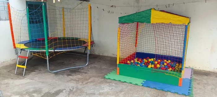 Pula-pula e piscina de bolinhas