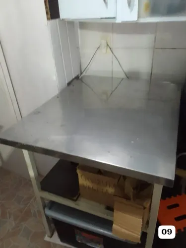 2 Bancadas / Mesas de aço com prateleiras
