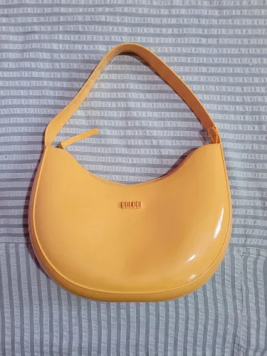 bolsa de ombro colcci em plástico vinil laranja