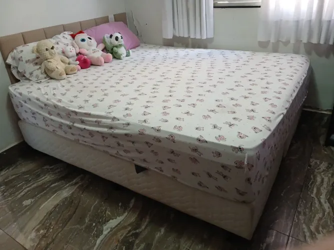 Cama box Queen com colchão 