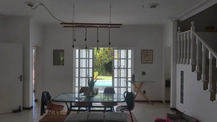 LINDA CASA EM CONDOMÍNIO, NA CIDADE DE VALINHOS, COM 327m², 5 QUARTOS, SENDO 4 SUÍTES.