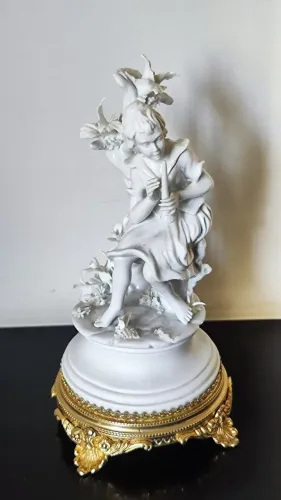 Estatueta Biscuit . Porcelana Capodimonte . Itália - Nápoles