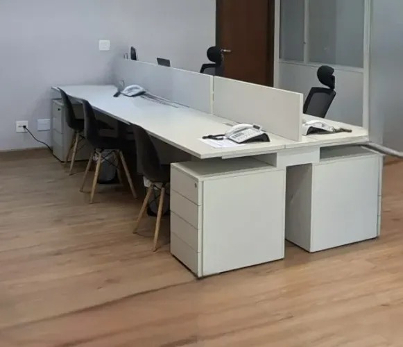 estação de trabalho tipo mesa plataforma para escritório na cor branca, equipada com divis