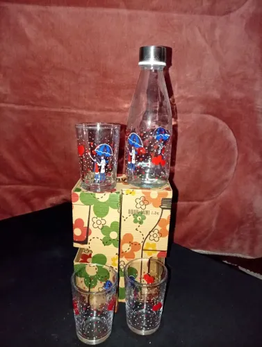 Kit garrafa com 3 copos! Ideal pra presentear aquela pessoa especial.