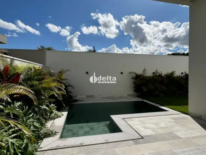 Casa em condomínio com 3 suítes disponível para venda no bairro Granja Marileusa em Uberlâ