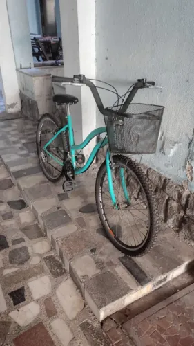 Bicicleta feminina com cesto