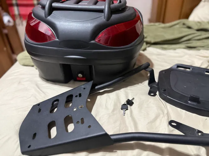 Bau com suporte para moto