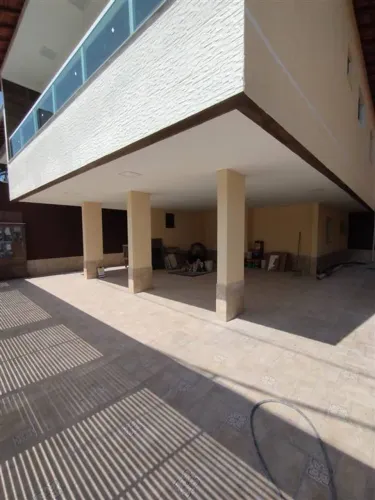 Excelente casa de condomínio sobreposta alta com 02 dormitórios, 01 banheiro social e 01 v