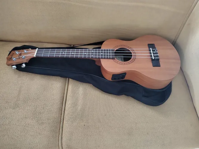 Vendo ukulele sem marca de uso, conforme imagens reais.