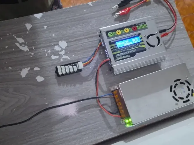 Carregador  de baterias  turnigy  inteligente  max 200 watts