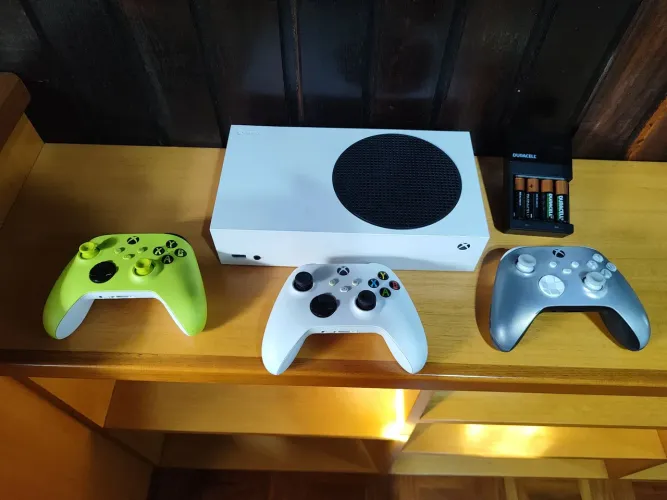 Xbox Series S com 3 controles