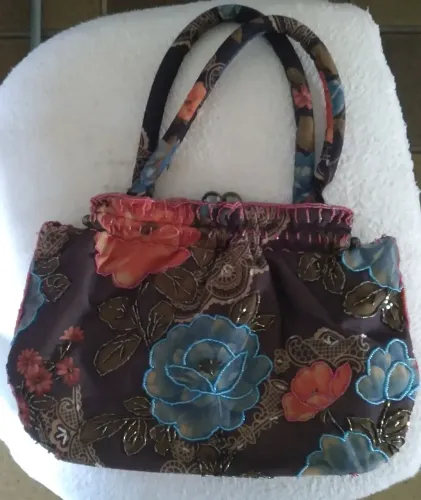 Bolsa tecido bordada C pedrinhas. Bom tamanho. 