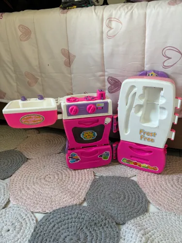 Cozinha infantil de brinquedo com fogão e geladeira