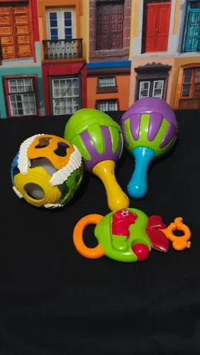 Kit Brinquedos Infantis com Chocalhos e Bola Interativa + Chaveiro Brinde