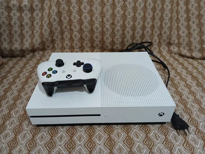 Vendo Xbox One s com um controle original com bateria. Vídeo com problema para iniciar.