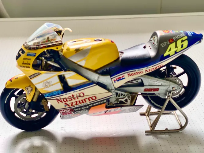Miniatura moto Valentino Rossi  Honda NSR 500 Minichamps. Atenção problema suspensão traz