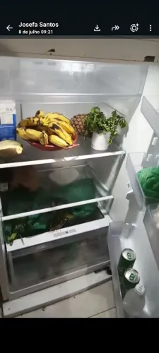 Vendo geladeira seminova em ótimo estado, funcionando normalmente.