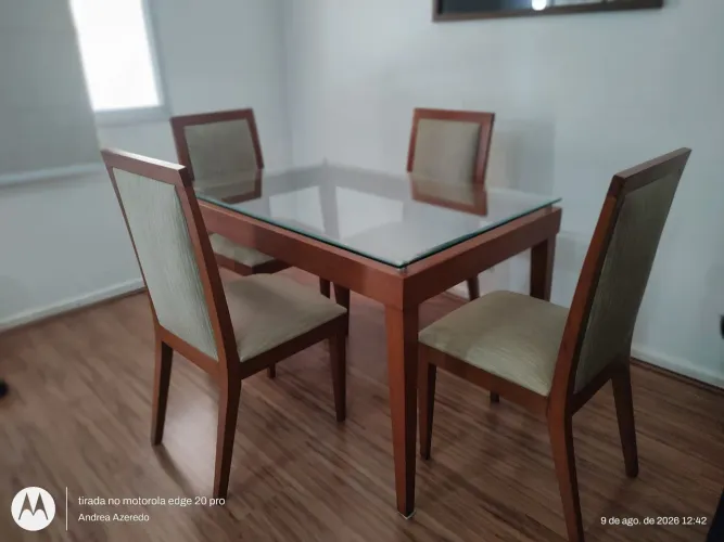 Vendo mesa em mogno com tampa de vidro temperado com 4 cadeiras em mogno
