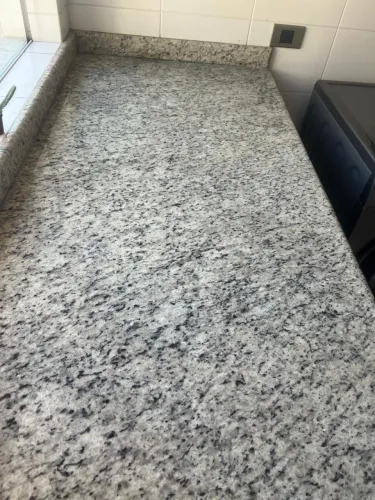Bancada de Granito Cinza Corumbá - 1,55m x 0,78m (Super Conservada)