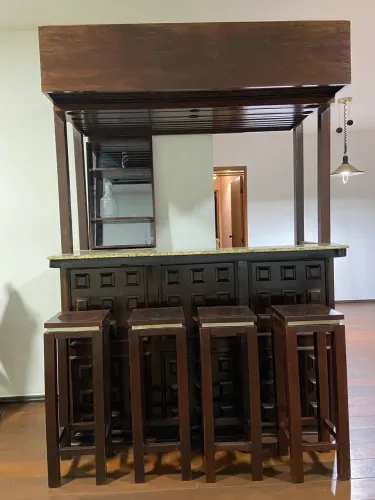 Bar e banquetas em madeira maciça
